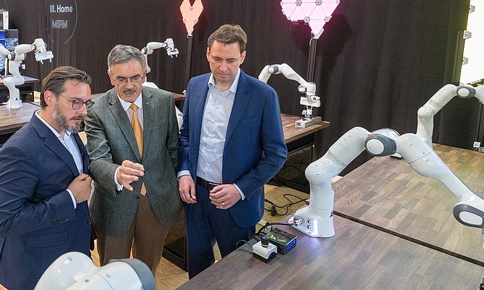 Prof. Sami Haddadin, TUM-Präsident Wolfgang A. Herrmann und Digitalisierungsminister Georg Eisenreich (von links).