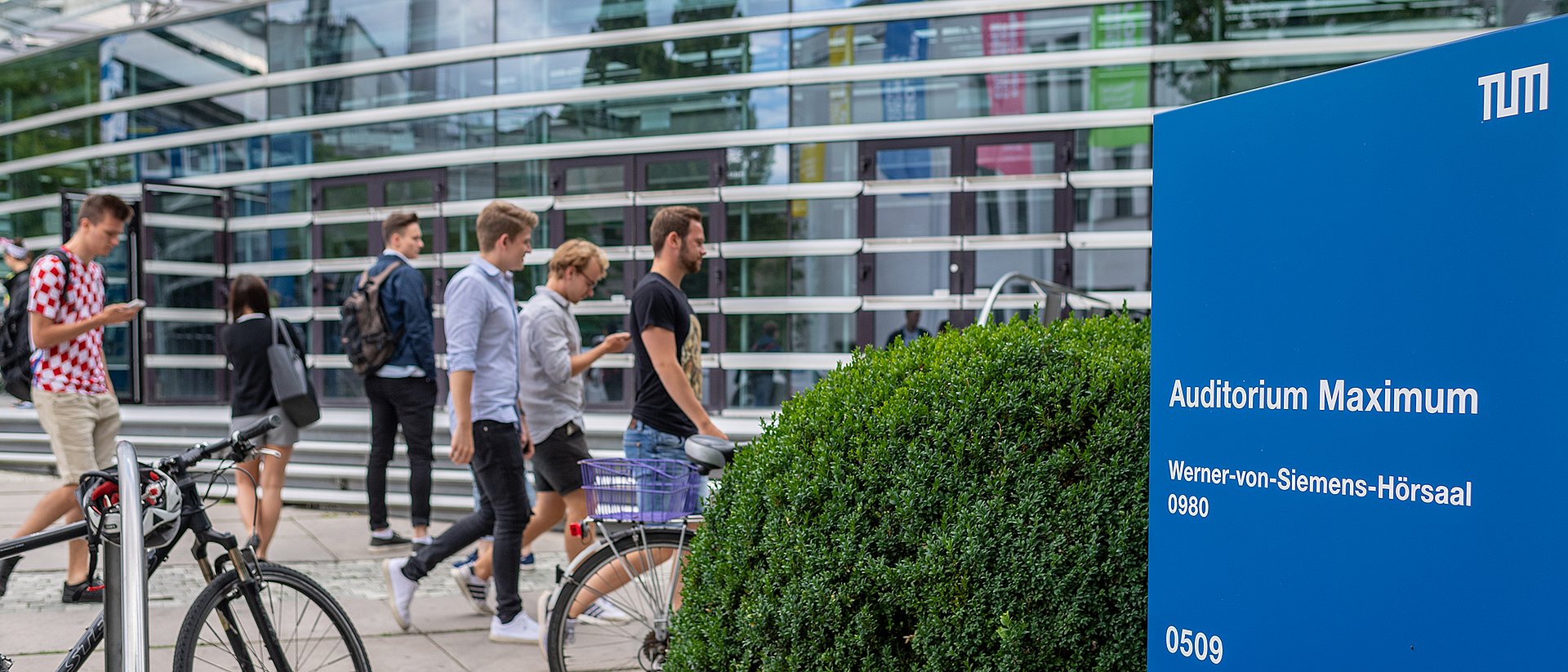 Studierende vor dem Audimax