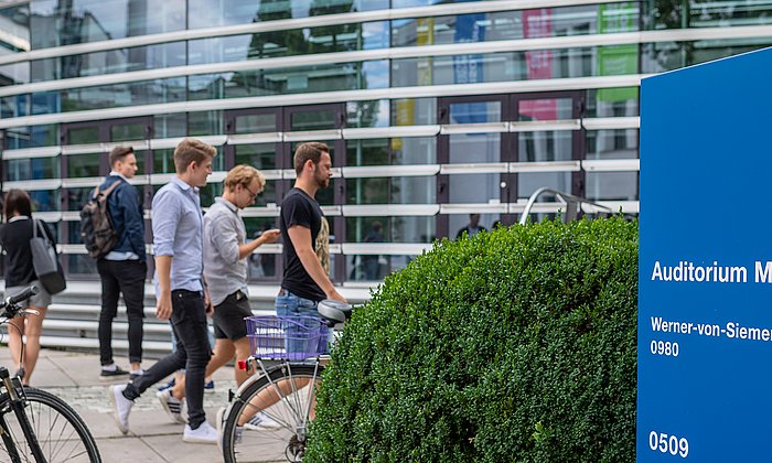 Studierende vor dem Audimax