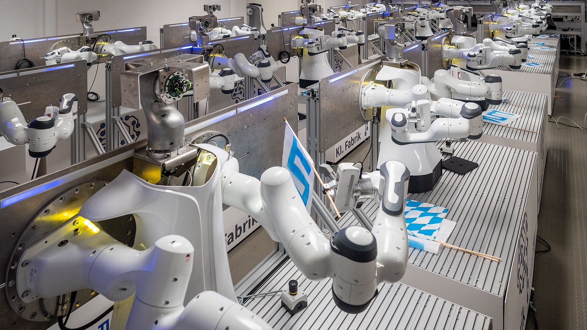 Roboterarme im neuen Robotik-Lab der KI.FABRIK