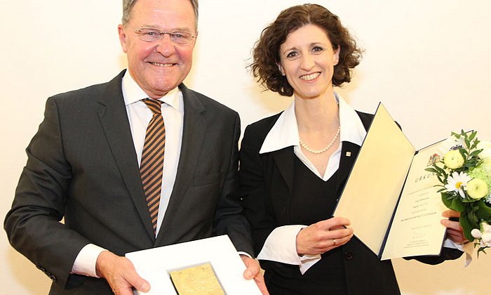 Wissenschaftsminister Wolfgang Heubisch verleiht Prof. Regine Keller die Auszeichnung "Pro meritis"