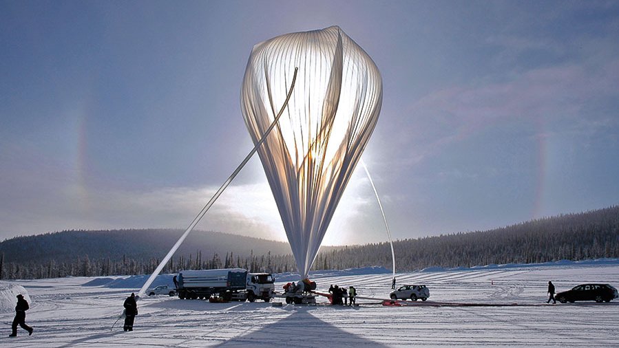 Ein Ballon mit technischen Experimenten an Bord wird startklar gemacht.