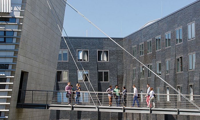 Brücke auf dem Campus der TUM