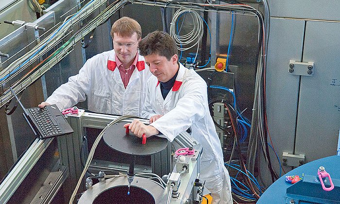 Dr. Andreas Ostermann (rechts) und Dr. Tobias Schrader am Messinstrument BIODIFF des Heinz Maier-Leibnitz Zentrums in Garching. (Bild: W. Schürmann / TUM)