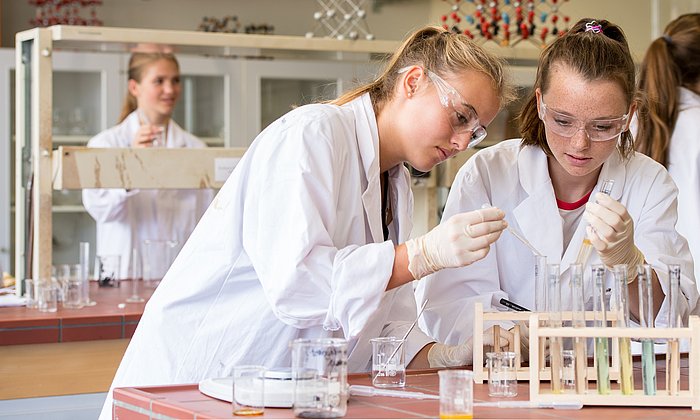Schülerinnen experimentieren im Labor des Schülerforschungszentrums Berchtesgadener Land.