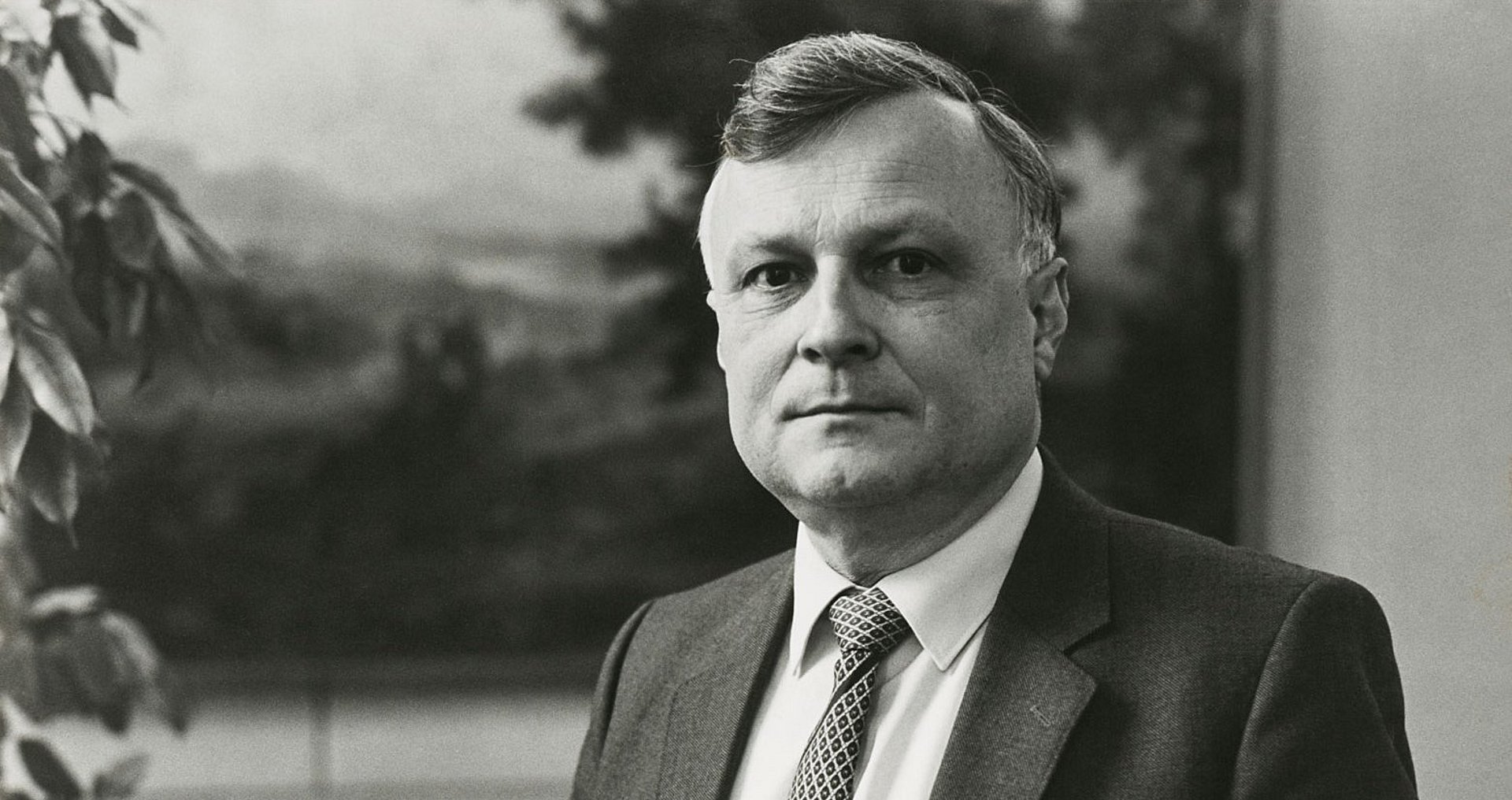Portrait von Wolfgang Wild als Präsident der TUM (1980–86) vor einem Gemälde in seinem Büro