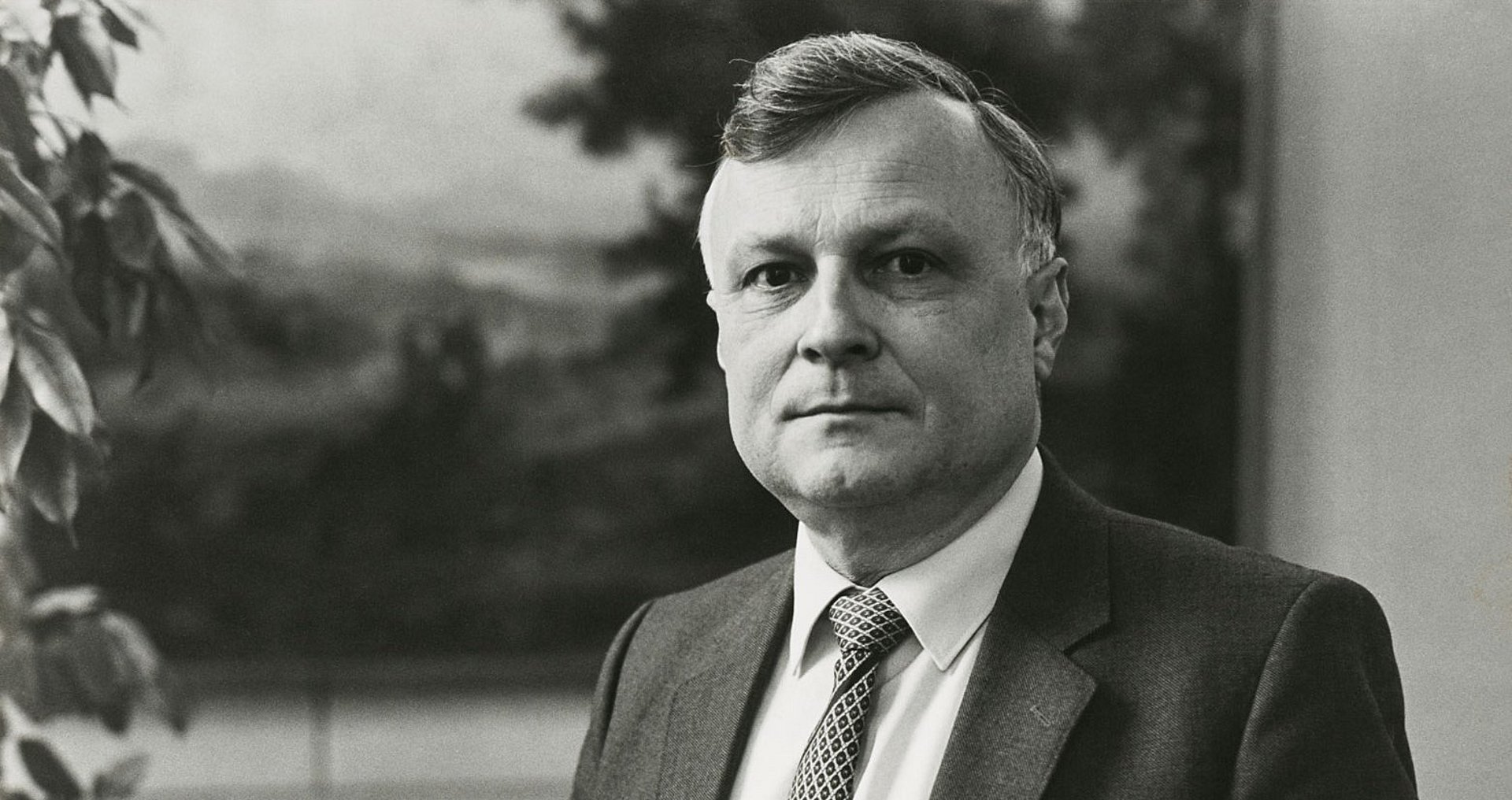 TUM-Präsident Wolfgang Wild Portrait von Wolfgang Wild als Präsident der TUM (1980–86) vor einem Gemälde in seinem Büro