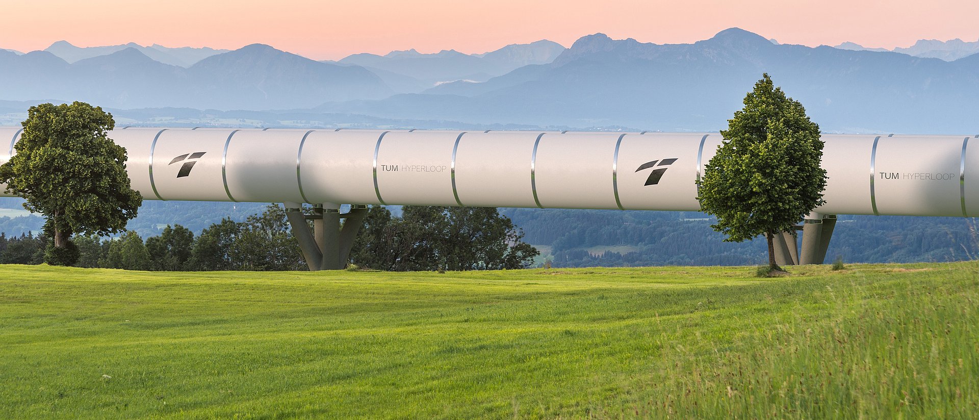 Die Hyperloop-Röhre in einer bayerischen Landschaft.