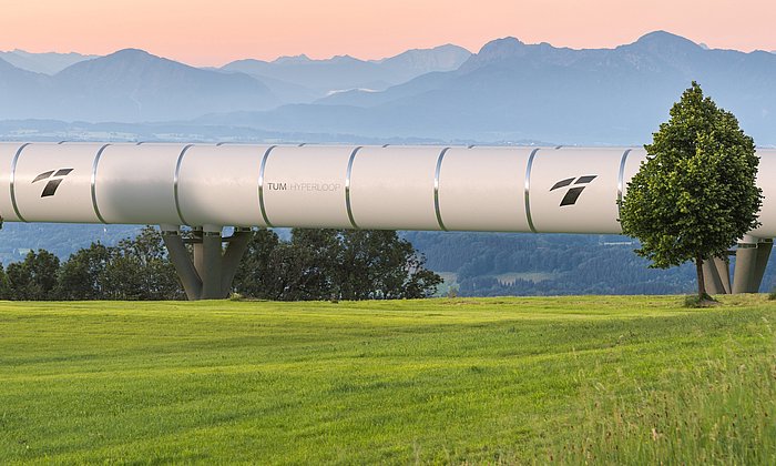 Die Hyperloop-Röhre in einer bayerischen Landschaft.