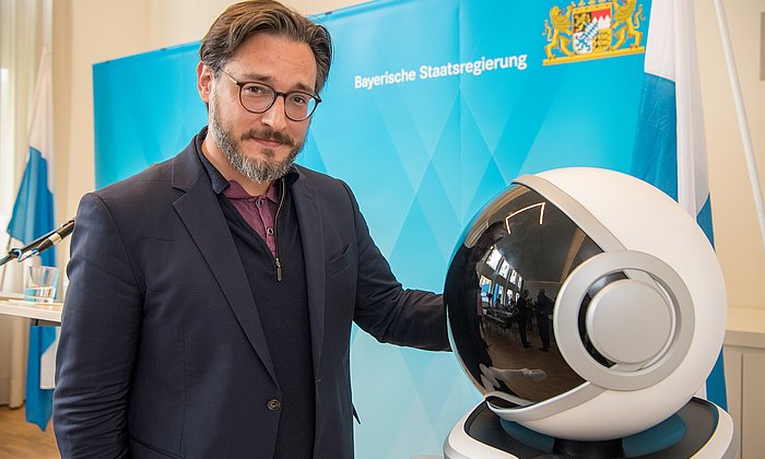 Professor Sami Haddadin mit einem Roboter