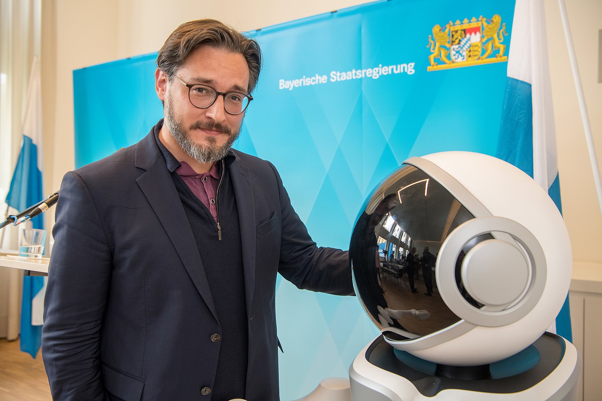 Professor Sami Haddadin mit einem Roboter