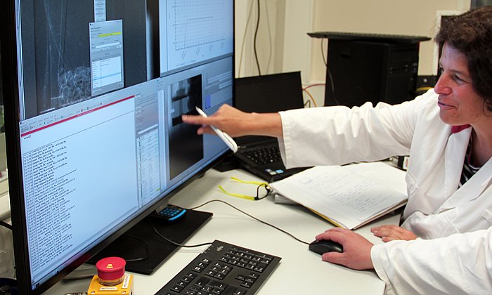 First author Sebastian Gruber and Prof. Dr. Petra Foerst evaluating the data of the freeze drying experiments. 