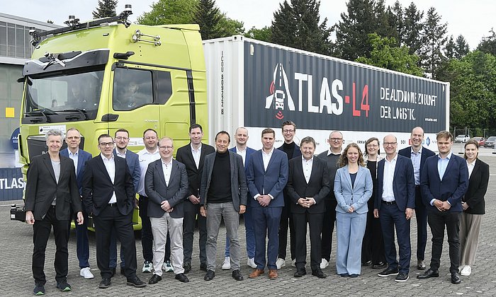 Successful together: representatives of the 12 project partners of the ATLAS-L4 project at the final event in Penzing with Ernst Stöckl-Pukall, Head of the ‘Digitalisation and Industry 4.0’ department at the Federal Ministry of Economics (front row, second from right).