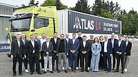 Zusammen erfolgreich: Vertreter der 12 Projektpartner des ATLAS-L4 Projektes bei der Abschlussveranstaltung in Penzing mit Ernst Stöckl-Pukall, Leiter des Referats „Digitalisierung und Industrie 4.0“ im Bundeswirtschaftsministerium (erste Reihe, zweiter von rechts).