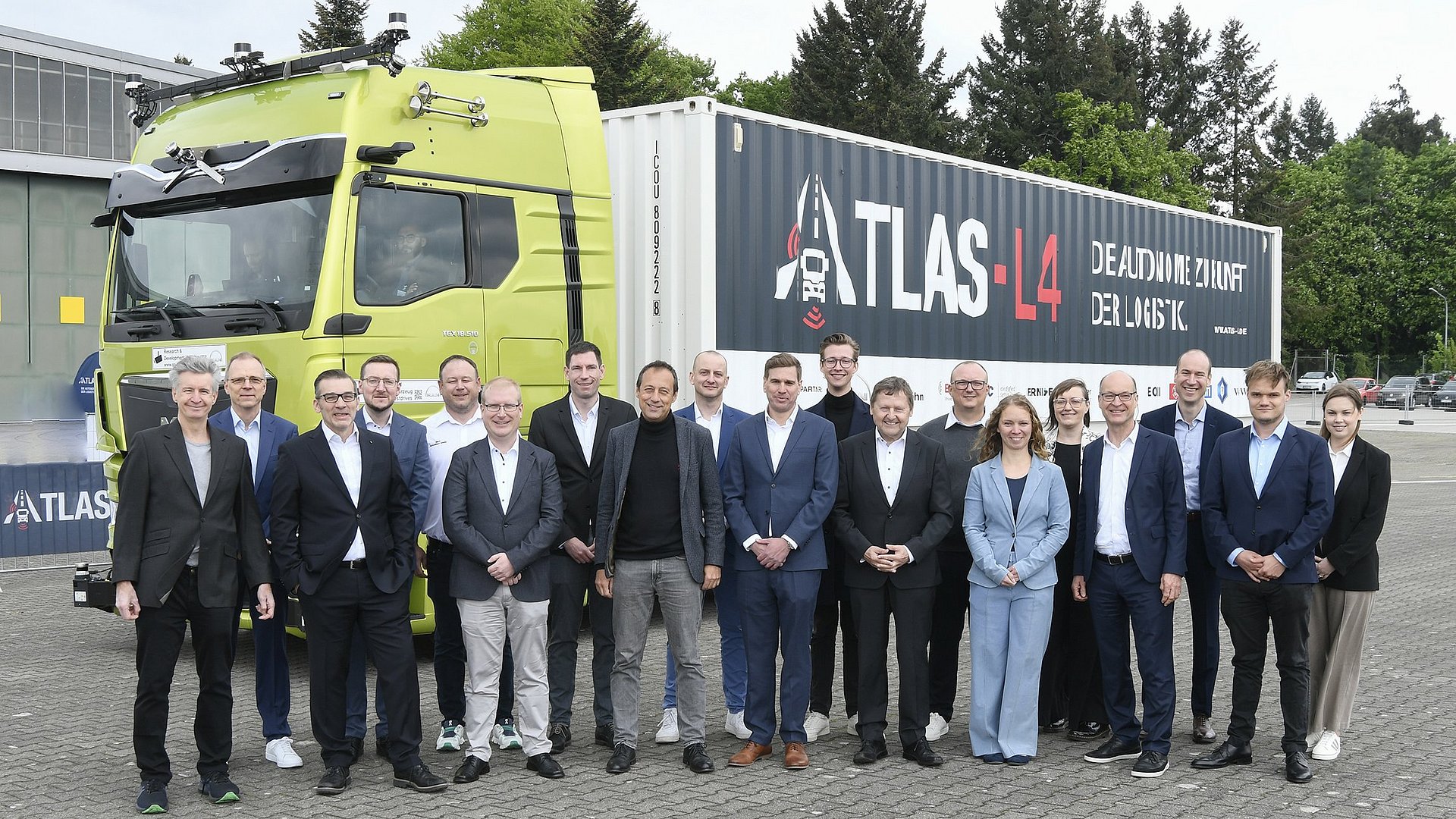 ATLAS-L4 Konsortium Successful together: representatives of the 12 project partners of the ATLAS-L4 project at the final event in Penzing with Ernst Stöckl-Pukall, Head of the ‘Digitalisation and Industry 4.0’ department at the Federal Ministry of Economics (front row, second from right).