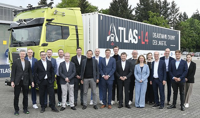 Zusammen erfolgreich: Vertreter der 12 Projektpartner des ATLAS-L4 Projektes bei der Abschlussveranstaltung in Penzing mit Ernst Stöckl-Pukall, Leiter des Referats „Digitalisierung und Industrie 4.0“ im Bundeswirtschaftsministerium (erste Reihe, zweiter von rechts).