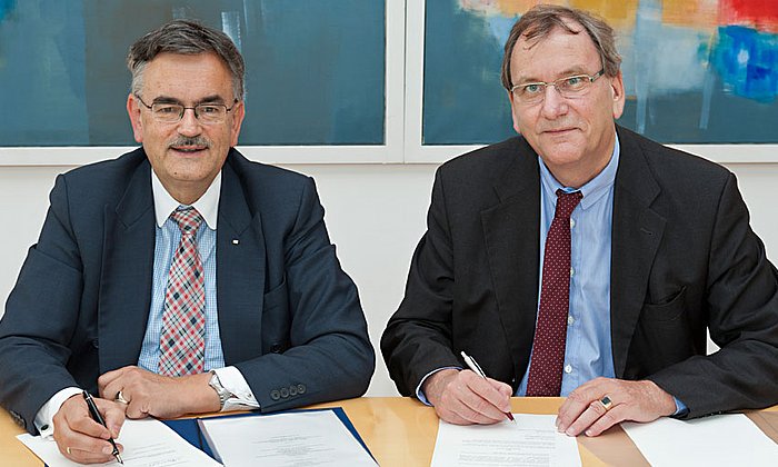 TUM-Präsident Wolfgang A. Herrmann und der Vorstandsvorsitzende der Friedrich Schiedel-Stiftung, Dietrich von Buttlar, unterzeichnen das Stiftungsabkommen. (Bild: U. Benz / TUM)