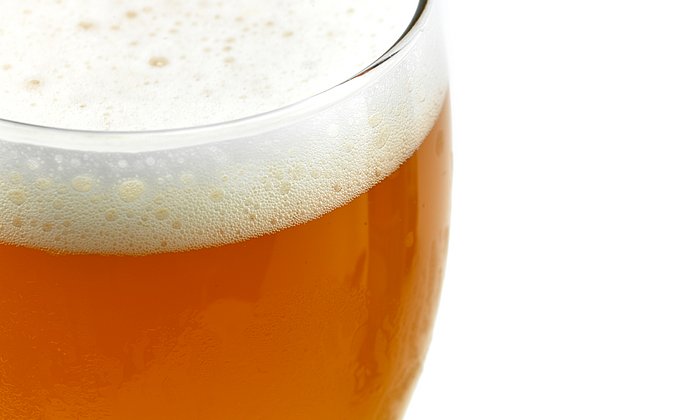 Inhaltsstoffe in alkoholfreiem Weißbier mindern das Risiko von Sportlern, nach Höchstleistungen krank zu werden. (©iStockphoto.com/Juanmonino)