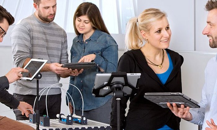 Lecturer and students with tablet computers. (Image: A. Heddergott / TUM)