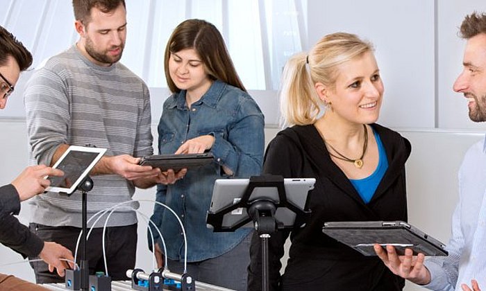 Dozent und Studierende mit Tablet-Computern. (Bild: A. Heddergott / TUM)