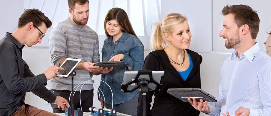 Dozent und Studierende mit Tablet-Computern. (Bild: A. Heddergott / TUM)