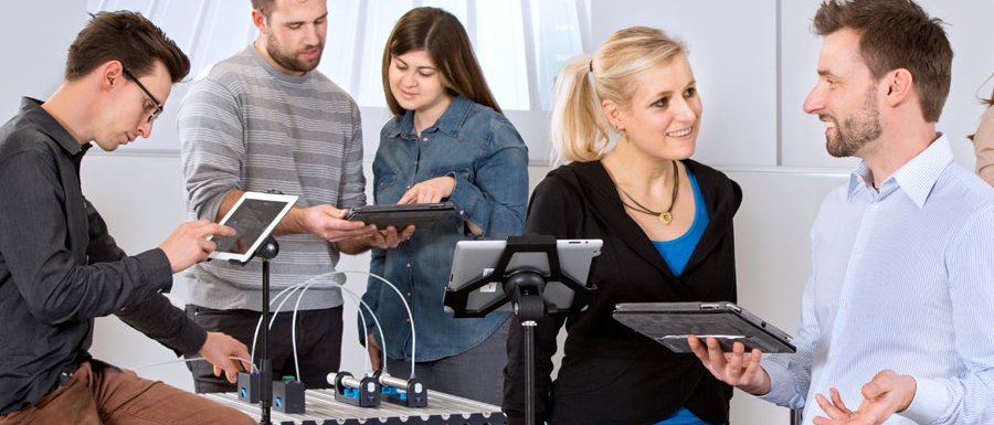 TUM improves teaching with new methods. (Image: A. Heddergott / TUM) Lecturer and students with tablet computers. (Image: A. Heddergott / TUM)