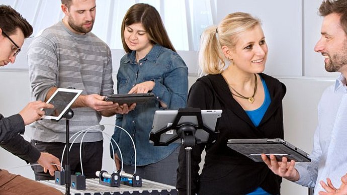 Lecturer and students with tablet computers. (Image: A. Heddergott / TUM)