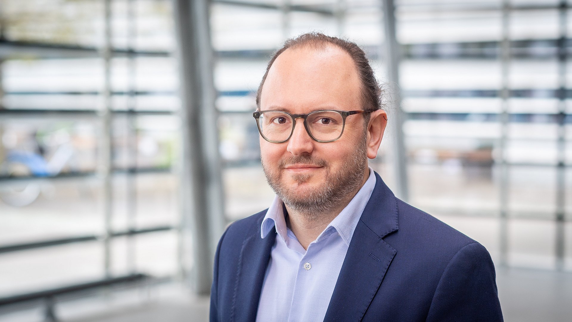 Can Dincer, Professor für Sensors and Wearables for Healthcare gibt Einblicke in seine Forschung. Can Dincer, Professor für Sensors and Wearables for Healthcare gibt Einblicke in seine Forschung.