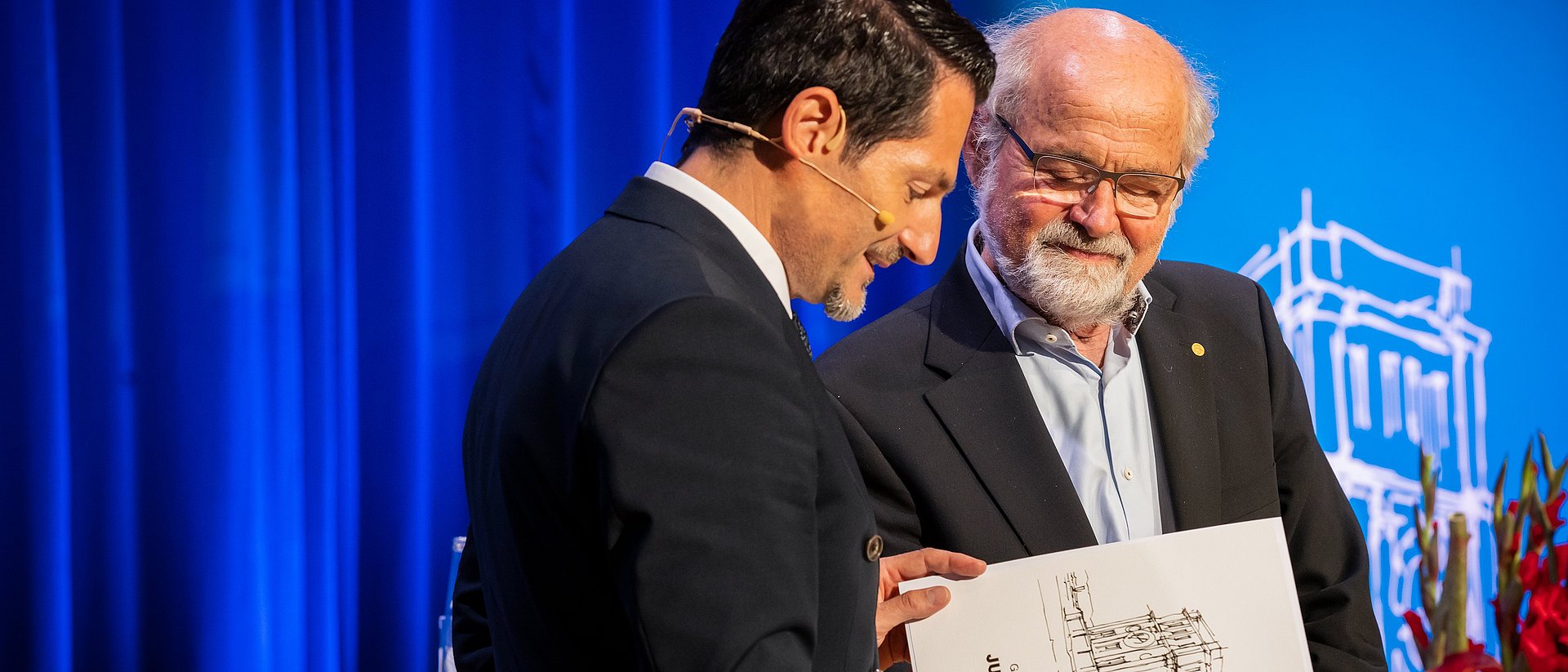 TUM president Prof. Thomas F. Hofmann presents the golden jubilee certificate to Nobel laureate Prof. Erwin Neher.