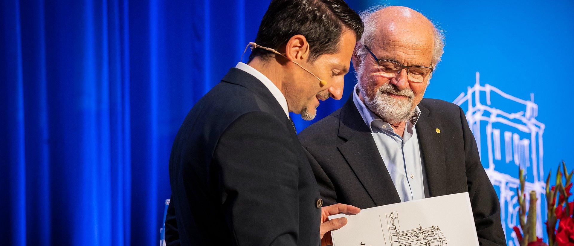 TUM-Präsident Prof. Thomas F. Hofmann überreicht Nobelpreisträger Prof. Erwin Neher die goldene Jubiläumsurkunde.