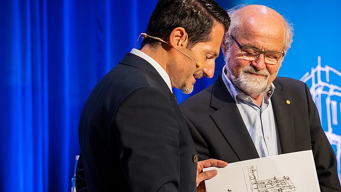 TUM-Präsident Prof. Thomas F. Hofmann überreicht Nobelpreisträger Prof. Erwin Neher die goldene Jubiläumsurkunde.