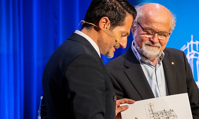 TUM-Präsident Prof. Thomas F. Hofmann überreicht Nobelpreisträger Prof. Erwin Neher die goldene Jubiläumsurkunde.