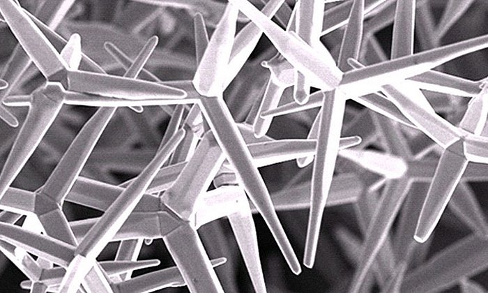 Aufnahme der Zinkoxid-Kristalle mit dem Rasterelektronenmikroskop - Copyright 2012, Wiley