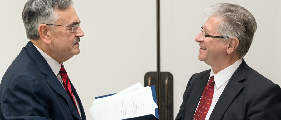 TUM-Präsident Prof. Wolfgang A. Herrmann (links) und Rudolf Herfurth, Vorstandsmitglied der Else Kröner-Fresenius-Stiftung. (Bild: Benz / TUM) TUM-Präsident Prof. Wolfgang A. Herrmann und Rudolf Herfurth, Vorstandsmitglied der Else Kröner-Fresenius-Stiftung.