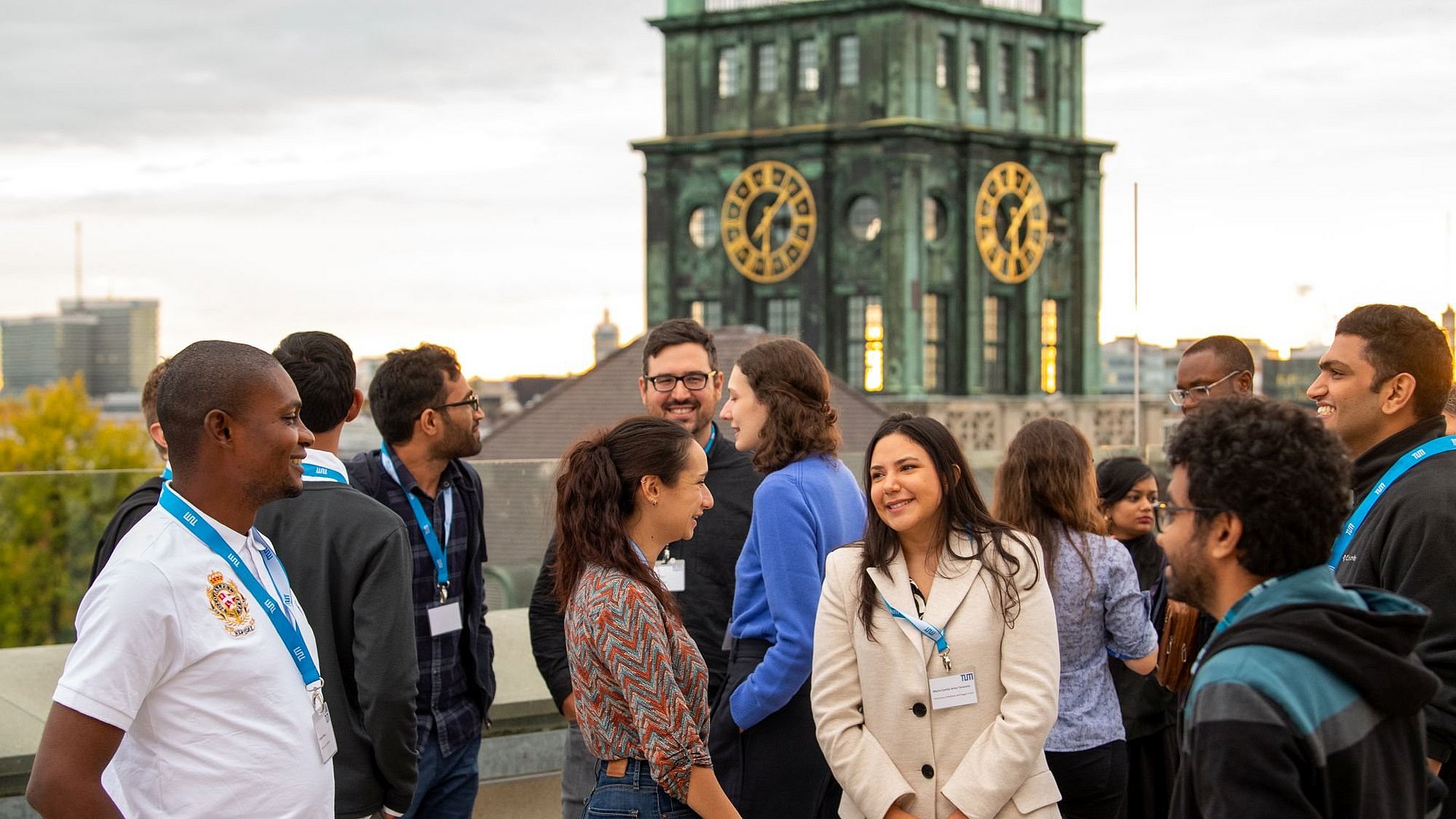 Internationale Postdocs auf der Dachterrasse der TUM