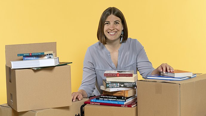 Deutschlandstipendiatin Jana Walz hilft bei der Aktion "Bücherspende" mit. Deutschlandstipendiatin Jana Walz hilft bei der Aktion "Bücherspende" mit.