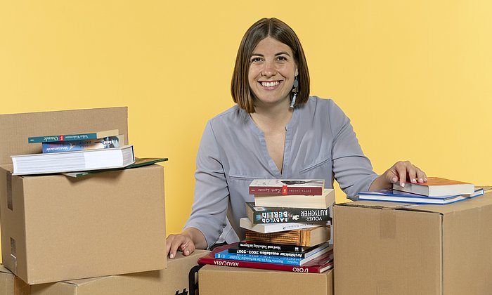 Deutschlandstipendiatin Jana Walz hilft bei der Aktion "Bücherspende" mit. 