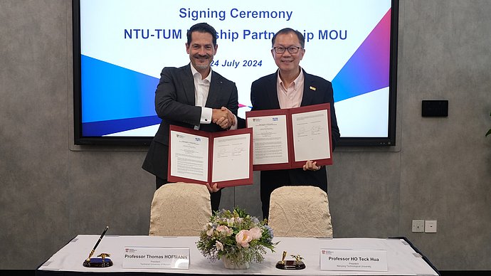 TUM-Präsident Prof. Thomas F. Hofmann (l.) und NTU-Präsident Prof. Ho Teck Hua vereinbaren die Flaggschiff-Partnerschaft in Singapur. 