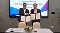TUM-Präsident Prof. Thomas F. Hofmann (l.) und NTU-Präsident Prof. Ho Teck Hua vereinbaren die Flaggschiff-Partnerschaft in Singapur. 