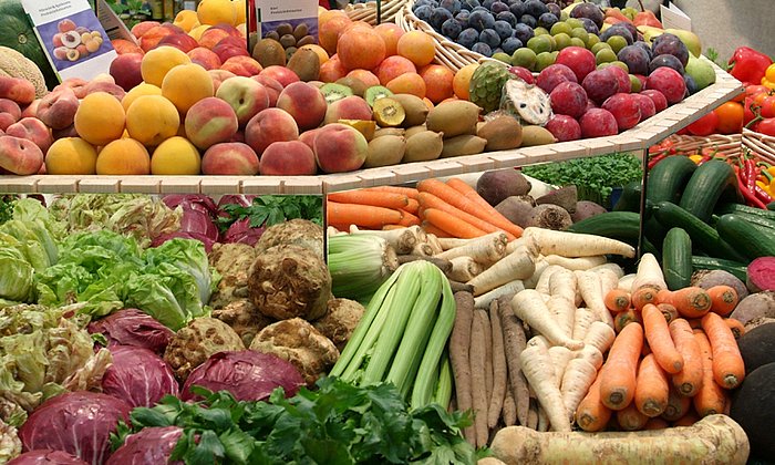 Obst und Gemüse auf dem Markt: Nachhaltiger als Rindfleisch.