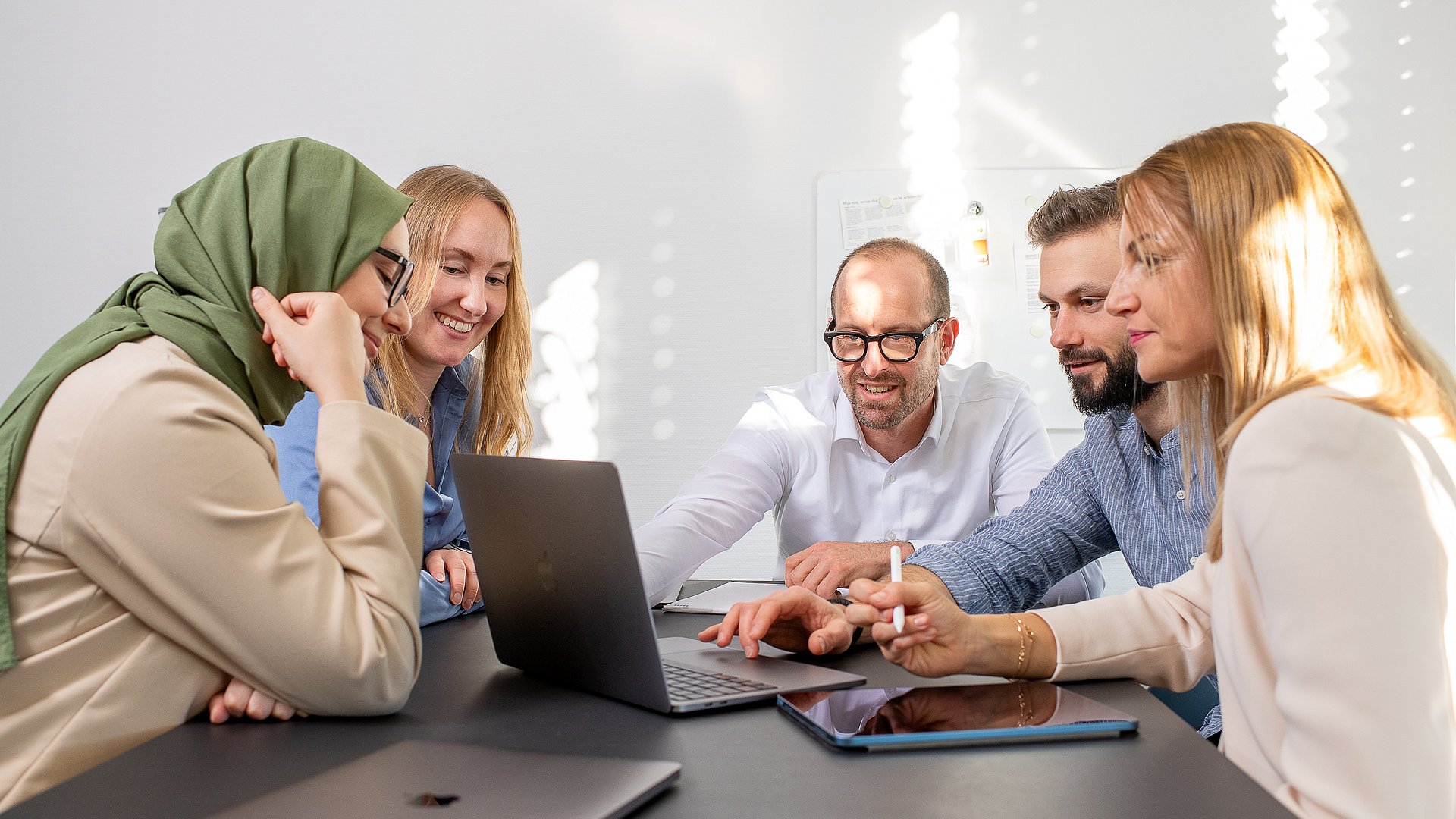 Prof. Daniel Pittich (center) and his team at a meeting.