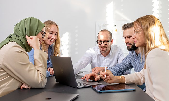 Prof. Daniel Pittich (Mitte) und sein Team bei einer Besprechung.