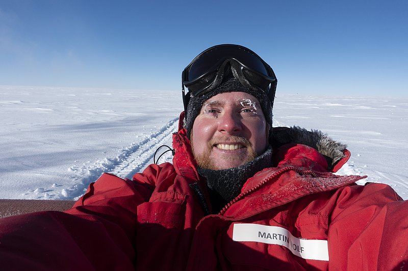 Martin Wolf in der Sonne am Südpol.