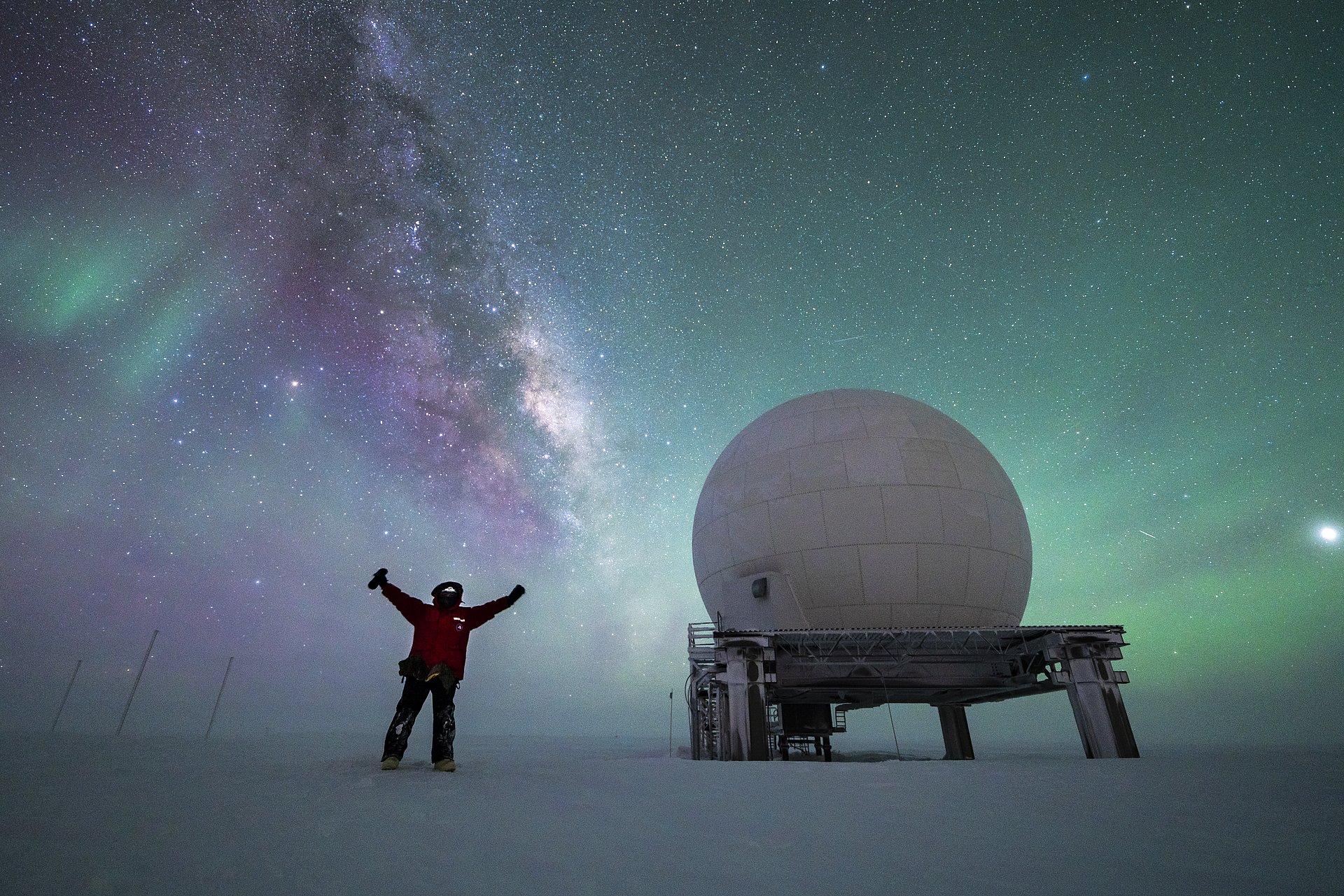Die Milchstraße in Verbindung mit Polarlichtern am Südpol. 