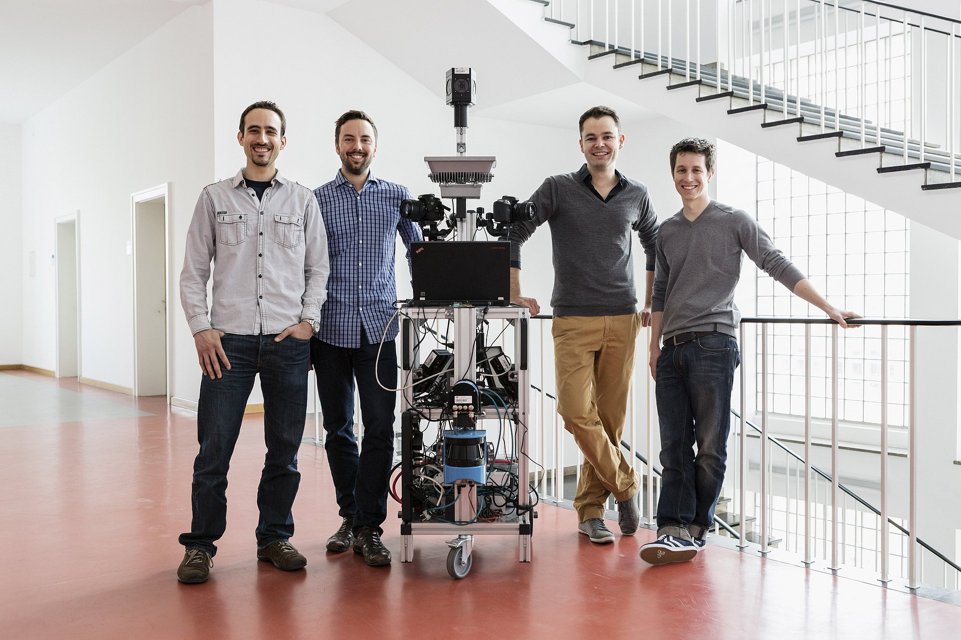 Das Gründerteam von NavVis mit ihrem Mapping-Trolley (Bild: NavVis GmbH)