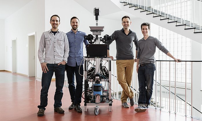 Das Gründerteam von NavVis mit ihrem Mapping-Trolley (Bild: NavVis GmbH)