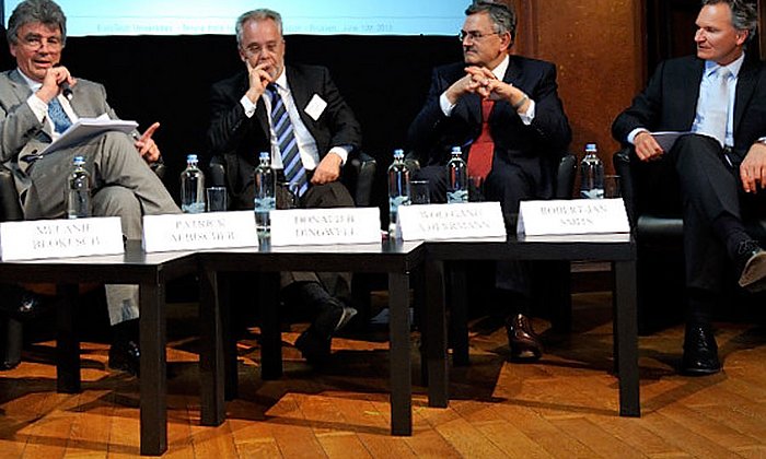 EPFL-Präsident Patrick Aebischer, Donald B. Dingwell, Generalsekretär des European Research Council, TUM-Präsident Wolfgang A. Herrmann und Robert-Jan Smits, Generaldirektor für Forschung und Innovation der Europäischen Kommission.