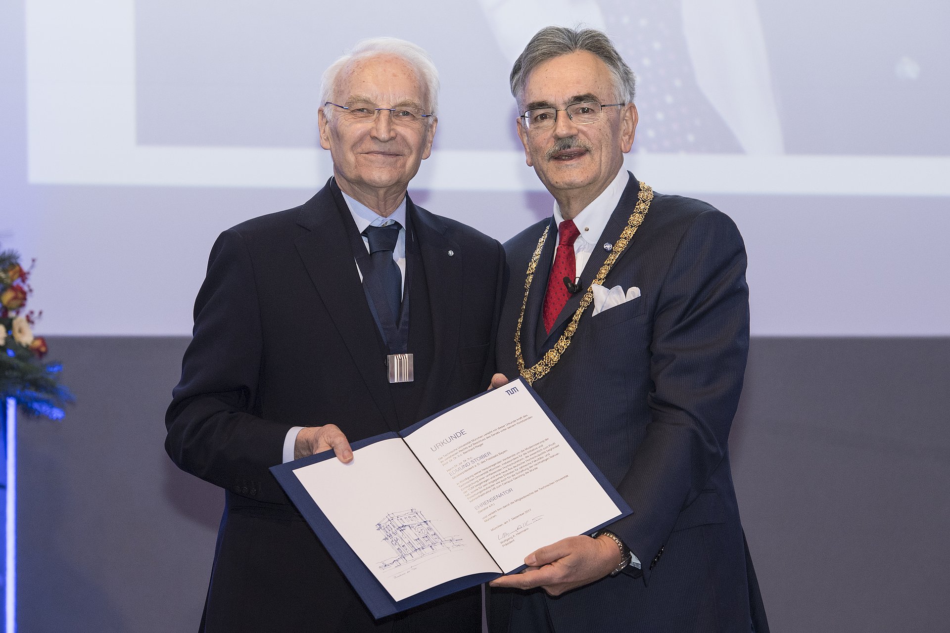 President Prof. Wolfgang A. Herrmann (r.) presents Dr. Edmund Stoiber with the title of Honorary Senator. (image: Benz / TUM) President Prof. Wolfgang A. Herrmann (r.) presents Dr. Edmund Stoiber with the title of Honorary Senator.