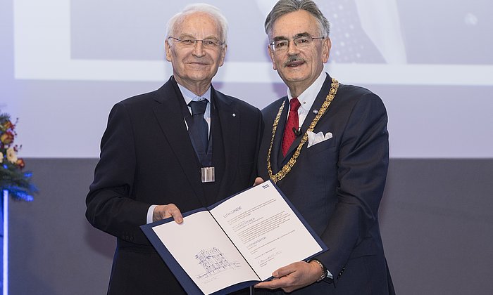 President Prof. Wolfgang A. Herrmann (r.) presents Dr. Edmund Stoiber with the title of Honorary Senator.