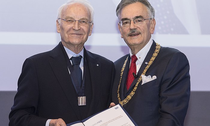 Präsident Prof. Wolfgang A. Herrmann (r.) überreicht Dr. Edmund Stoiber die Ehrensenatorenwürde der TUM.
